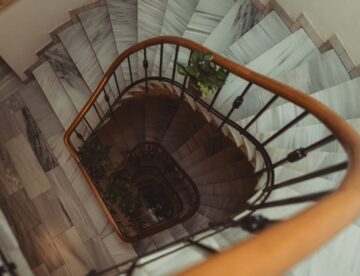 Peindre une cage d’escalier en copropriété : normes, devis et délais